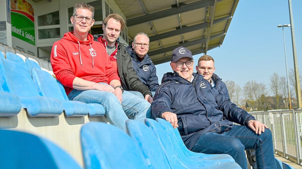 Übergabe im Stadion: Michael Meyer und Jan Liesert vom CFC, Stefan Heitgerken und Hans Fahrenholz vom JFV sowie Louis Koopmann von der Stadt (von links). Foto: Hermes