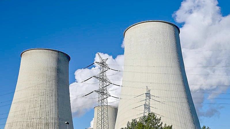 Wasserdampf steigt aus den Kühltürmen des Braunkohlekraftwerks Jänschwalde in Brandenburg. Foto: Patrick Pleul/dpa-Zentralbild/ZB/Symbolbild