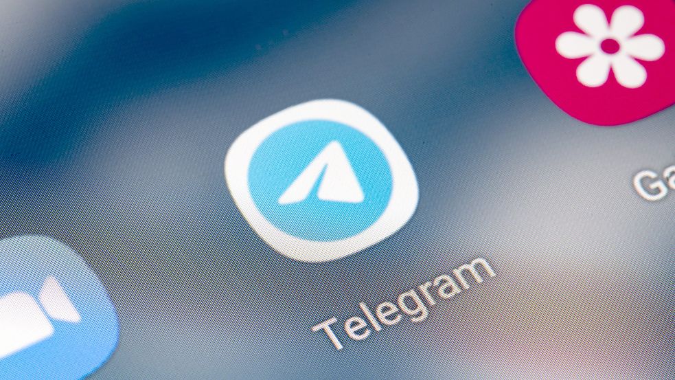 Auf dem Bildschirm eines Smartphones sieht man das Icon der App Telegram. Kommunikation läuft heute oft nicht mehr übers Telefon, sondern über verschlüsselte Messengerdienste. DPA-Symbolfoto: Sommer