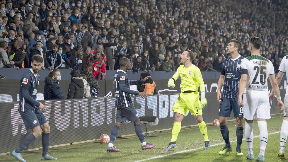 Aufruhr im Stadion nach dem Becherwurf beim Spiel des VfL Bochum. Foto: imago/Sven Simon