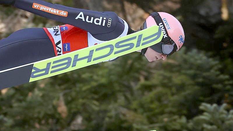 Kam in Planica mit 219 Metern in der Qualifikation auf Rang 17: Karl Geiger. Foto: Karl-Josef Hildenbrand/dpa