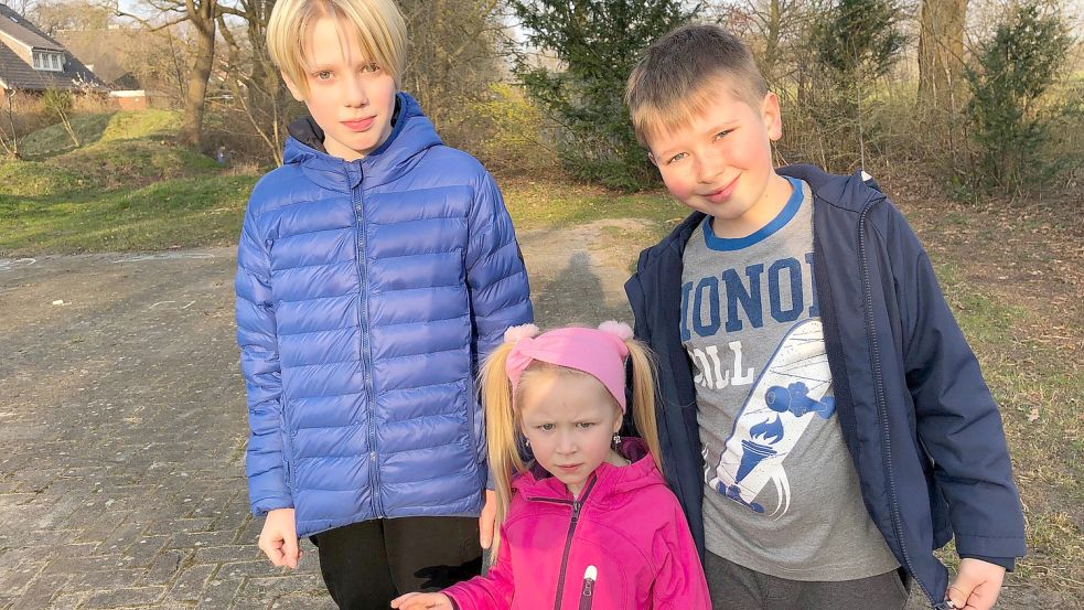 Denis (links), Dania (rechts) und ihre Schwester Angelina haben ein wenig Heimweh, fühlen sich in Leer aber wohl. Foto: Nording