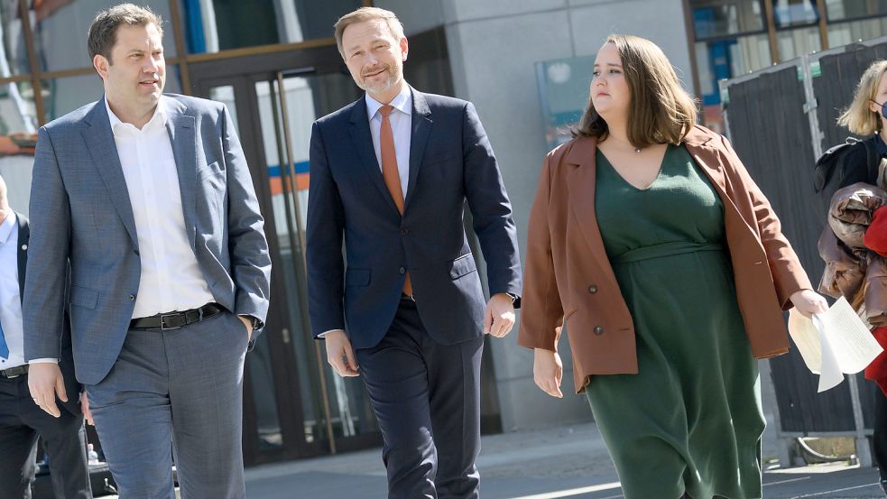 Was steckt drin im zweiten Entlastungspaket der Ampel-Koalition: Die Parteivorsitzenden Lars Klingbeil (SPD), Christian Lindner (FDP) und Ricarda Land (Grüne) erläuterten in Berlin die neuen Beschlüsse. Foto: Bernd von Jutrczenka