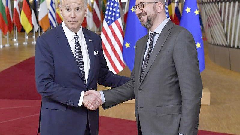 US-Präsident Joe Biden (l) gratuliert dem EU-Ratspräsidenten Charles Michel. Foto: Geert Vanden Wijngaert/AP/dpa