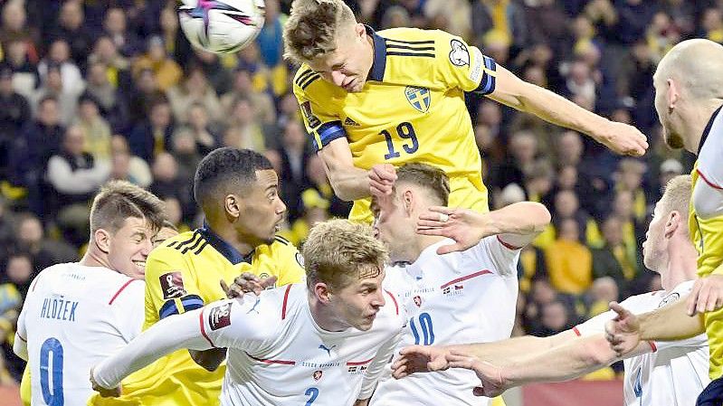 Schwedens Mattias Svanberg (oben) kommt zum Kopfball. Foto: Jonas Ekstromer/TT NEWS AGENCY/AP/dpa