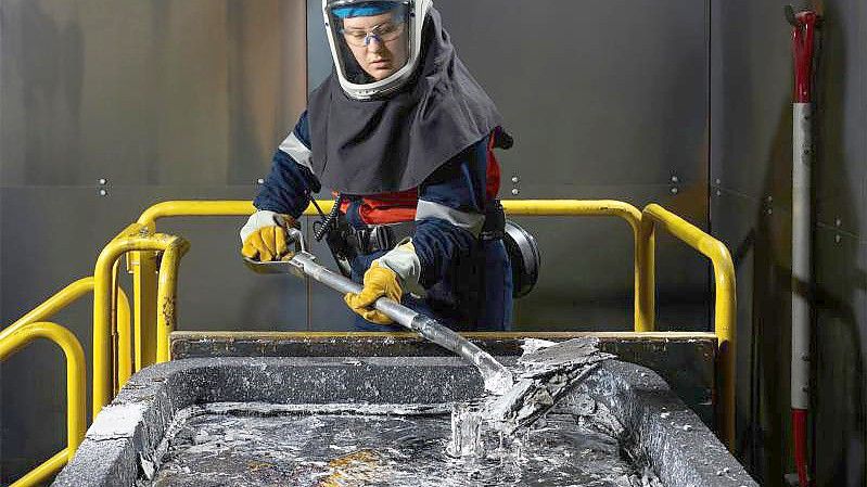 Eine Arbeiterin bei der Produktion von CO2-freiem Aluminium. Die jahrelange Entwicklung wurde von Apple über seine Green-Bond-Anleihen mitfinanziert. Foto: Apple/dpa