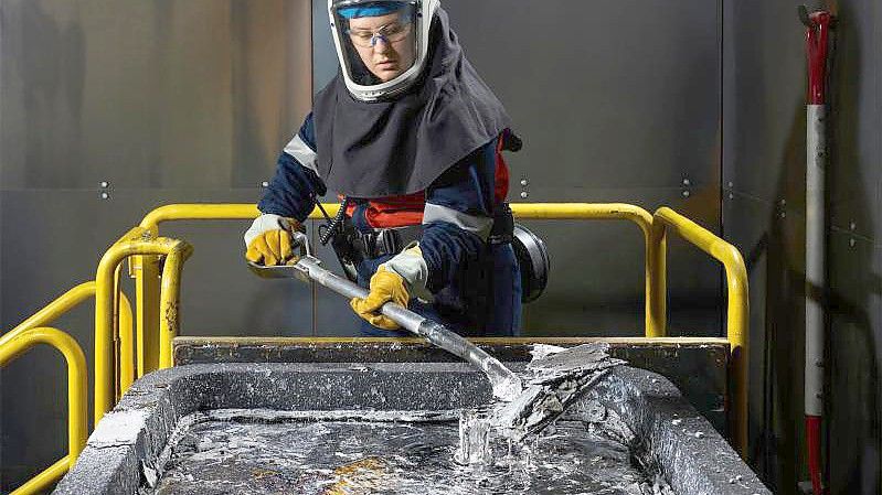Eine Arbeiterin bei der Produktion von CO2-freiem Aluminium. Die jahrelange Entwicklung wurde von Apple über seine Green-Bond-Anleihen mitfinanziert. Foto: Apple/dpa