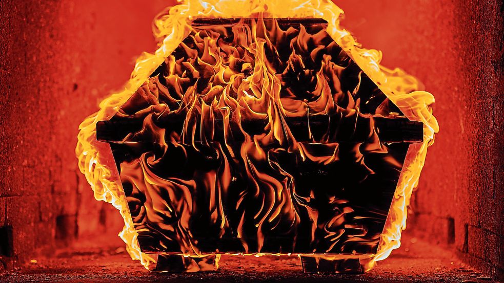 Ein Sarg steht im Ofen eines Krematoriums während der Einäscherung in Flammen. Symbolfoto: Rolf Vennenbernd/DPA