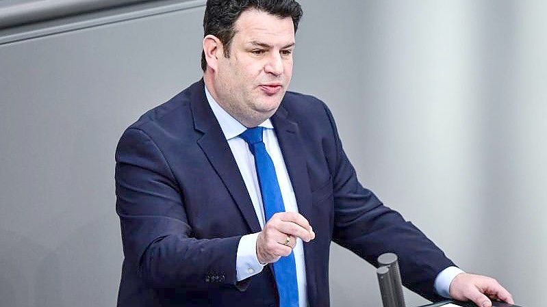 Bundesarbeitsminister Hubertus Heil spricht bei der Plenarsitzung im Deutschen Bundestag. Foto: Fabian Sommer/dpa