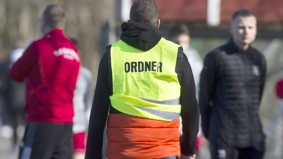 Nach dem Spielabbruch Anfang März in Aurich setzte Rot-Weiß Emden beim Rückspiel am vergangenen Sonnabend acht Ordner ein. Diese erlebten ein friedliches Aufeinandertreffen und 1:1-Unentschieden. Foto: Doden
