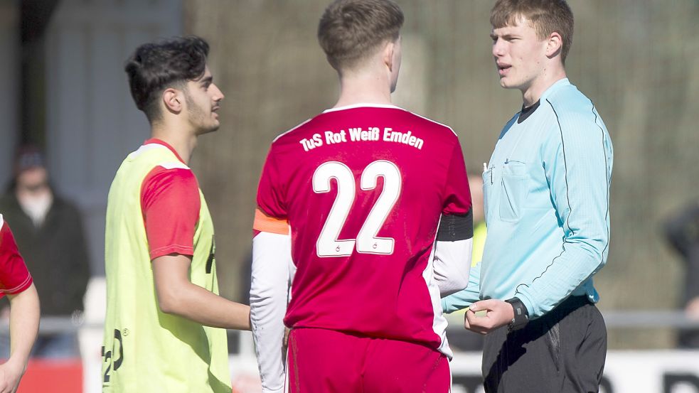 Schiedsrichter Tammo Poppe hatte im Rückspiel am Sonnabend keine brenzligen Situationen. Foto: Doden