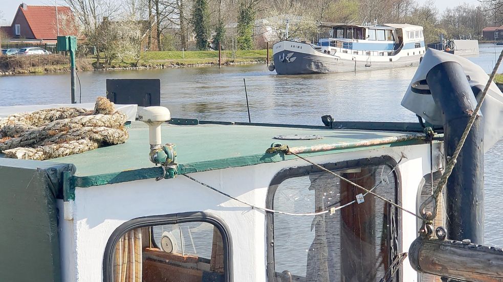 Das Schiff „Animo“ (im Hintergrund) hat kein Problem mit der Seetauglichkeit. Regelmäßig fährt es vom Liegeplatz zur Ver- und Entsorgungsstation im Hafen. Foto: Gettkowski
