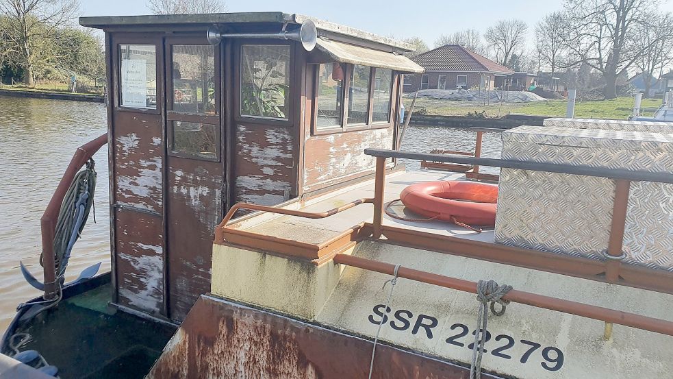 Nicht alle Schiffe im Hafen von Weener sind in einem guten Zustand. Foto: Gettkowski