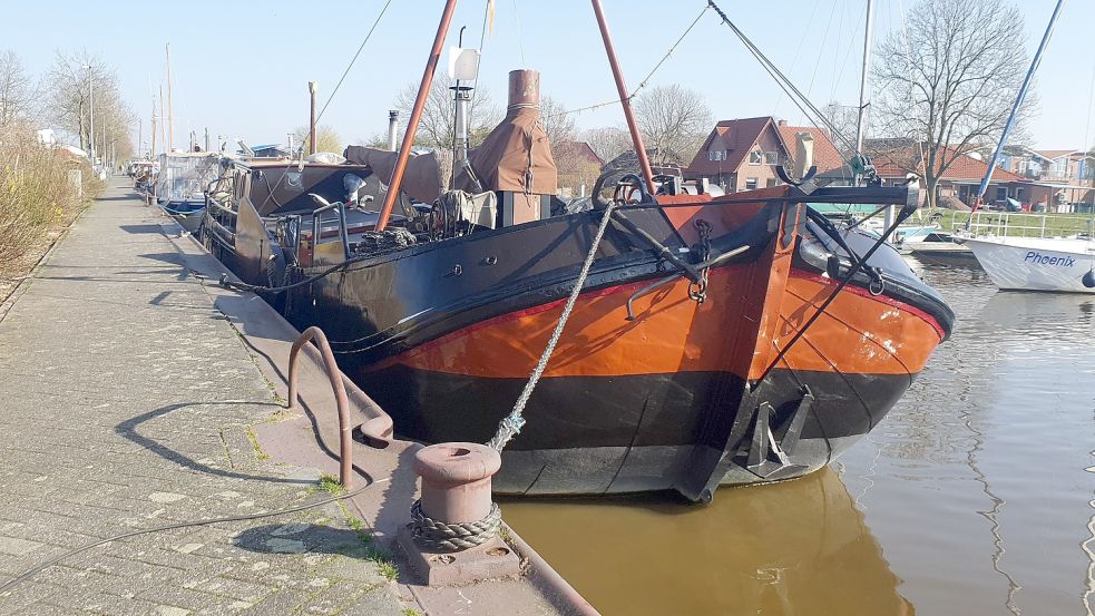 Die Traditionsschiffe machen den besonderen Reiz des Hafens von Weener aus. Foto: Gettkowski