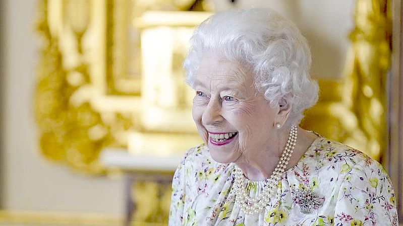 Die britische Königin Elizabeth II. lächelt, als sie im White Drawing Room von Schloss Windsor eine Ausstellung von Artefakten des britischen Kunsthandwerksunternehmens Halcyon Days besichtigt. Foto: Steve Parsons/PA Wire/dpa