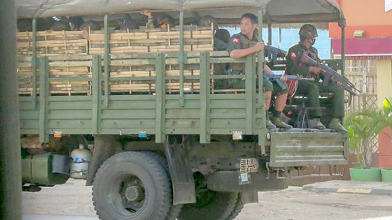 Militärische Truppen und Polizisten patrouillieren in Myanmar. Eine innerstaatliche Auseinandersetzung eskalierte im vergangenen Jahr in Myanmar zu einem Krieg. Foto: Uncredited/AP/dpa