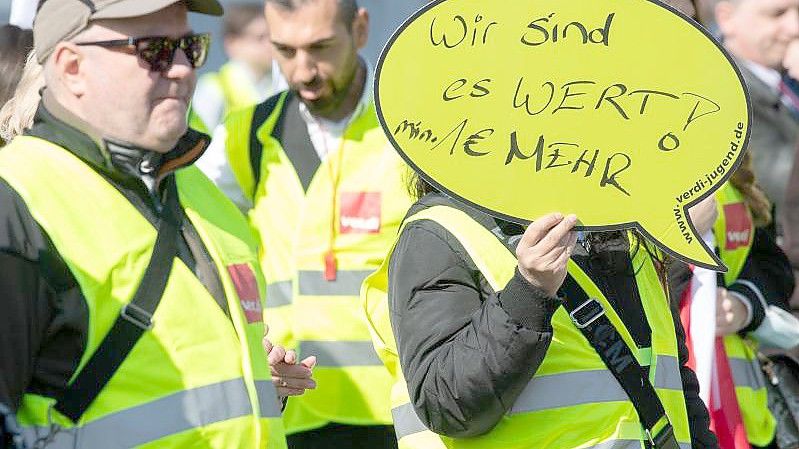 Die Gewerkschaft Verdi und die Arbeitgeber der Luftsicherheitskräfte haben erneut keine Einigung im Tarifkonflikt erzielt. Foto: Boris Roessler/dpa