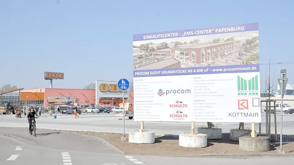 Dieses Bauschild steht an der Ecke „Am Stadtpark“/“Am Ems-Center“.Foto: Schade
