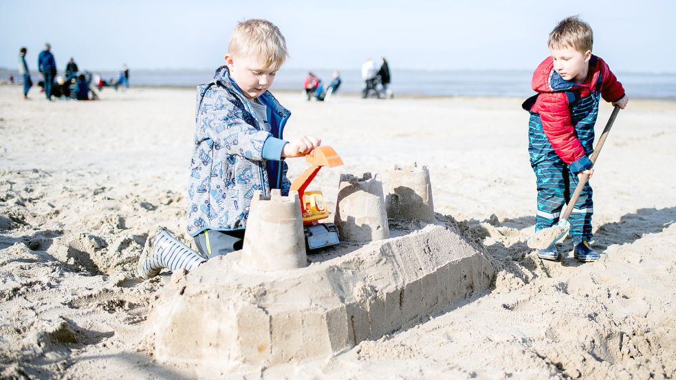 Sand reflektiert das Sonnenlicht und sorgt so für eine stärkere UV-Belastung. Foto: Dittrich/DPA