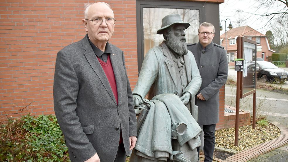 Hermann Adams (links), Heimatforscher aus Ihrhove, und Westoverledingens Bürgermeister Theo Douwes haben ein Buch über den Botengänger Wilhelm Brechtezende (1886-1966) geschrieben. Im April 2007 ist zu Ehren Oll Willms – so wurde Wilhelm Brechtezende von vielen genannt – eine Bronzestatue vor dem Rathaus in Ihrhove aufgestellt worden. Foto: Ammermann