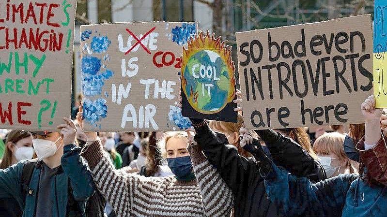 Teilnehmerinnen der Klimaschutzbewegung Fridays for Future am Invalidenpark in Berlin. In der Hauptstadt gingen etwa 22.000 Menschen auf die Straße. Foto: Paul Zinken/dpa