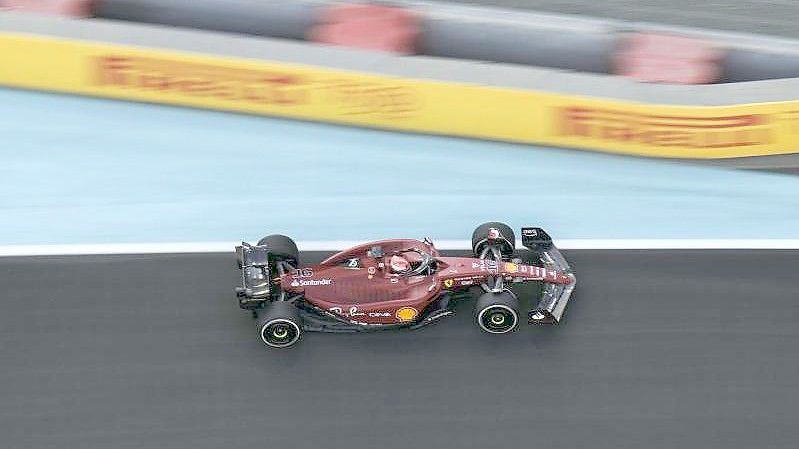 Der Monegasse Charles Leclerc fuhr im Training zum Großen Preis von Saudi-Arabien im Ferrari-Boliden zweimal die Bestzeit. Foto: Hassan Ammar/AP/dpa