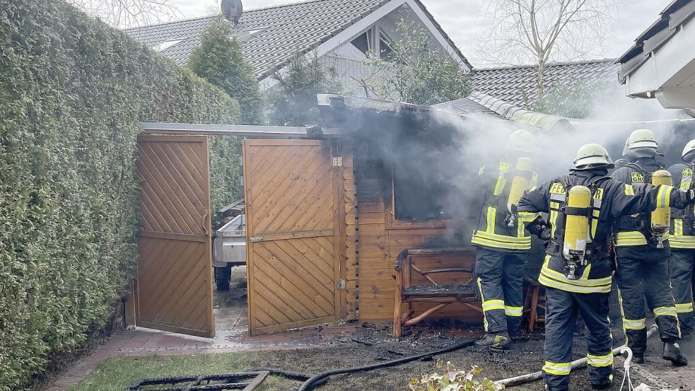 Die Einsatzkräfte konnten den brennenden Schuppen schnell löschen. So wurde ein Übergreifen der Flammen auf eine Überdachung verhindert. Foto: David Ammermann