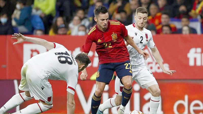 Spaniens Pablo Sarabia (M) behauptet gegen die Albaner Ardian Ismajli (l) und Ivan Balliu den Ball. Foto: Joan Monfort/AP/dpa