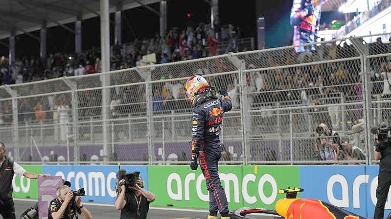 Der Mexikaner Sergio Perez startet mit dem Red-Bull-Boliden von der Pole Position in das Rennen. Foto: Hassan Ammar/AP/dpa