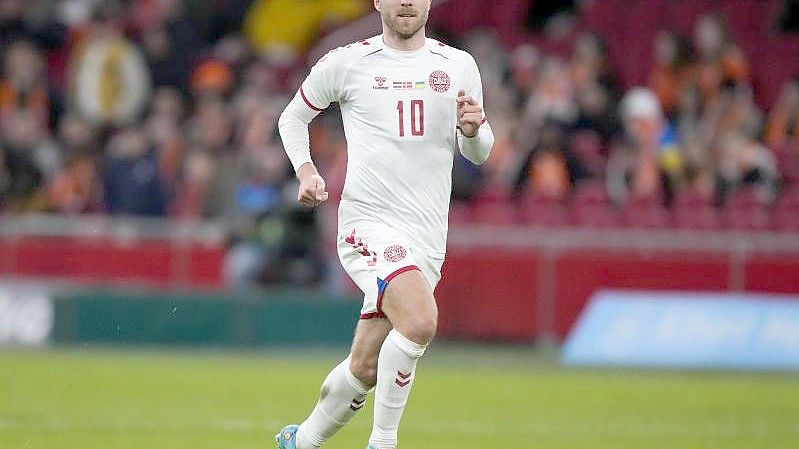 Christian Eriksen stürmt bei seinem Comeback für das dänische Nationalteam in Amsterdam über den Platz. Foto: Peter Dejong/AP/dpa