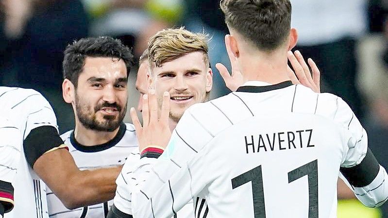 Timo Werner (2.v.r) klatscht mit Kai Havertz (11) nach dem Treffer zum 2:0 ab. Foto: Uwe Anspach/dpa