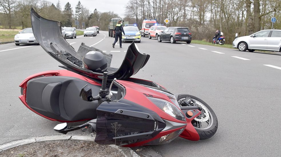 Der Roller war nach dem Unfall nicht mehr fahrbereit, er musste abgeschleppt werden. Foto: Ammermann