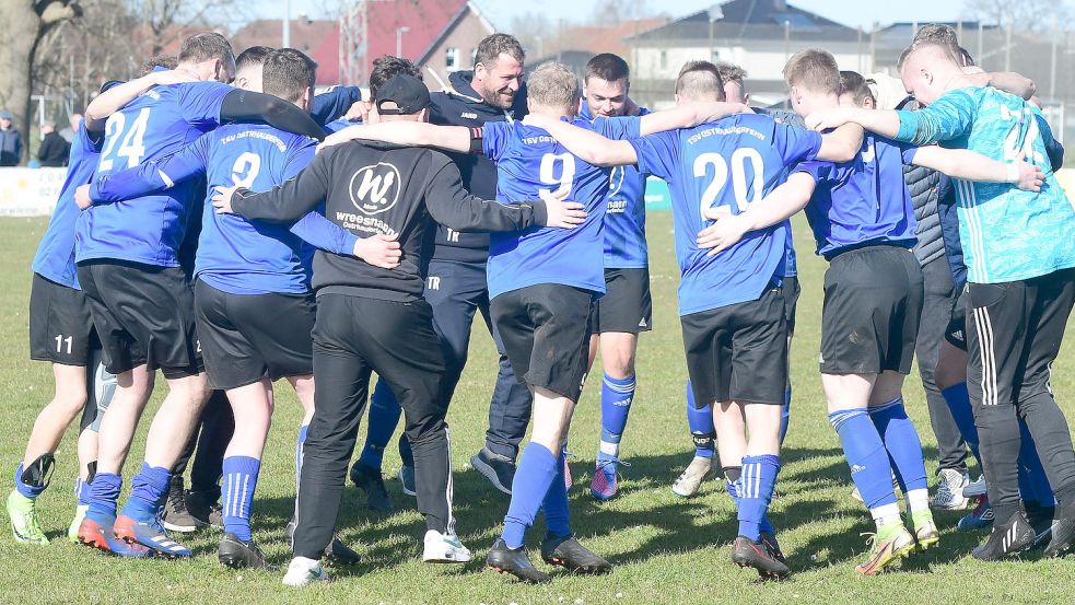 Der TSV Ostrhauderfehn bejubelte nach dem Spiel die Qualifikation für die Aufstiegsrunde. Fotos: Damm