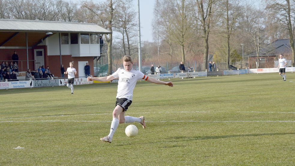 Der SV Strücklingen (am Ball Timo Geesen) lässt erneut Punkte im Titelkampf liegen. Er muss weiterhin auf den ersten Sieg nach der Winterpause warten. Archivfoto: Weers