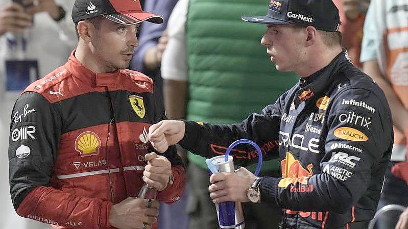 Lieferten sich in Saudi-Arabien auf den letzten Runden ein mitreißendes Duell: Ferrari-Pilot Charles Leclerc (l) und sein Red-Bull-Kontrahent Max Verstappen. Foto: Hassan Ammar/AP/dpa