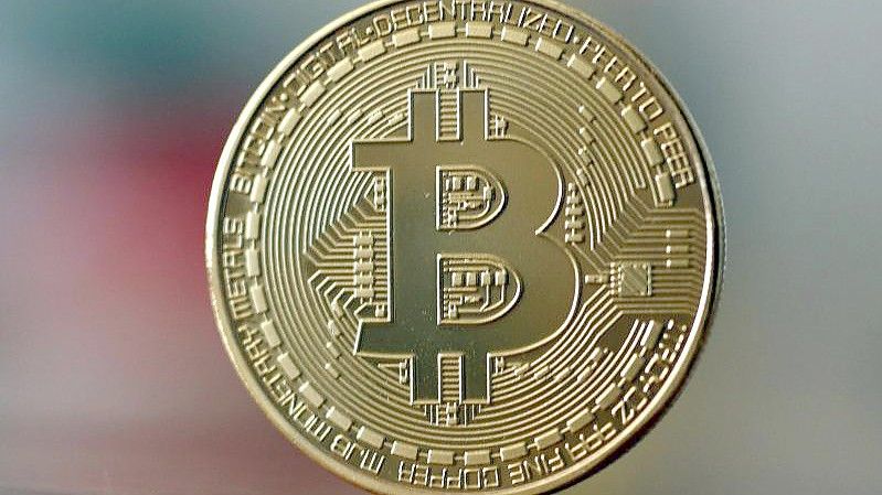 Die älteste und nach Marktwert größte Digitalwährung: Bitcoin. Foto: Ina Fassbender/dpa