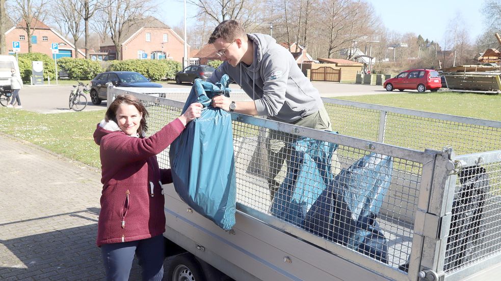 Die Organisatoren Julia Thoben (links ) und Hannes Coners freuten sich über die Resonanz und packten selbst mit an. Foto: Passmann