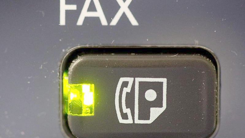 Vor allem in der Pandemie spielte das Faxgerät weiter eine wichtige Rolle bei der Datenübermittlung. Foto: Kay Nietfeld/dpa