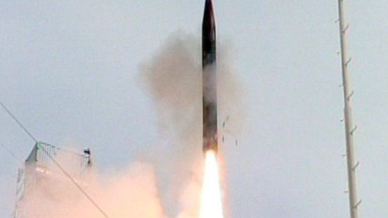 Die vom israelischen Verteidigungsministerium zur Verfügung gestellte Aufnahme zeigt eine „Arrow 3“-Abfangrakete (Archivbild). Bundeskanzler Scholz erwägt ein Raketenschutzschild für Deutschland. Foto: Israeli Ministry Of Defense/Handout/ISRAELI MINISTRY OF DEFENSE/dpa