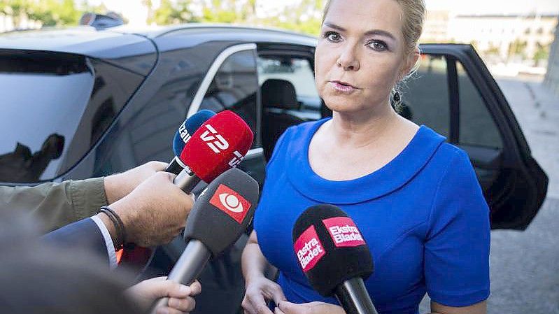 Inger Støjberg steht Journalisten Rede und Antwort (Archivbild). Foto: Martin Sylvest/Ritzau Scanpix/AP/dpa/Archiv