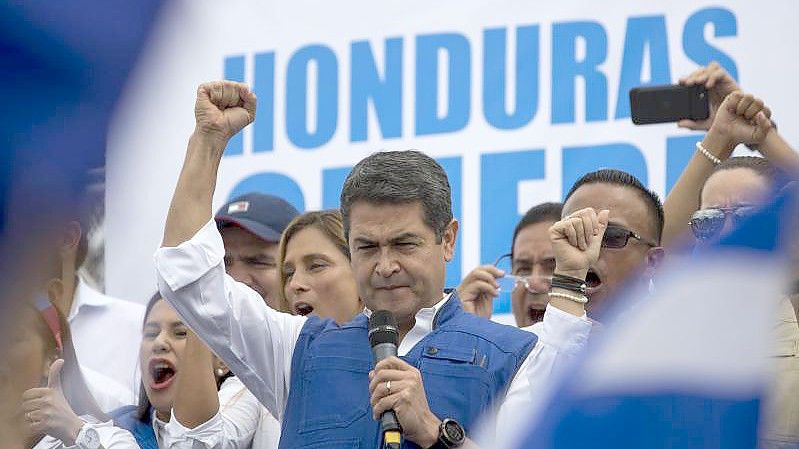 Juan Orlando Hernandez (M.), damals Präsident von Honduras, spricht bei einer Kundgebung. Im März 2022 - zwei Monate nach dem Ende seiner Amtszeit als Präsident - hat der Oberste Gerichtshof Hernandez Auslieferung an die USA bestätigt. Foto: ---/AP/dpa