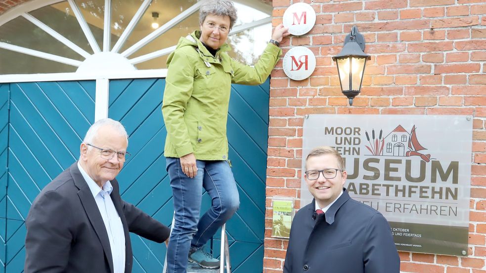 Der Vorsitzende des Vereins „Gemeinschaft der Freunde und Förderer des Moor- und Fehnmuseums Elisabethfehn (GFM) Hans Eveslage (links) freute sich 2021 zusammen mit Antje Hoffmann (Mitte) und Bürgermeister Nils Anhuth, dass dem Museum wieder das Gütesiegel erhielt. Foto: Passmann