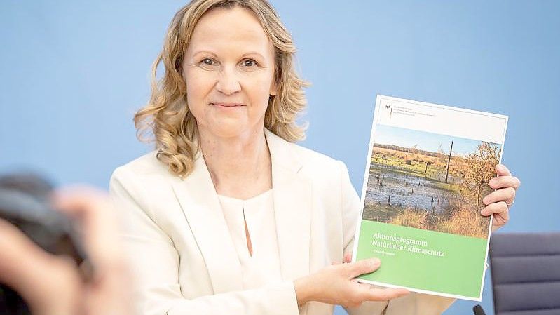 Umweltministerin Steffi Lemke während der Pressekonferenz zur Vorstellung des Aktionsprogramms „Natürlicher Klimaschutz“. Foto: Michael Kappeler/dpa