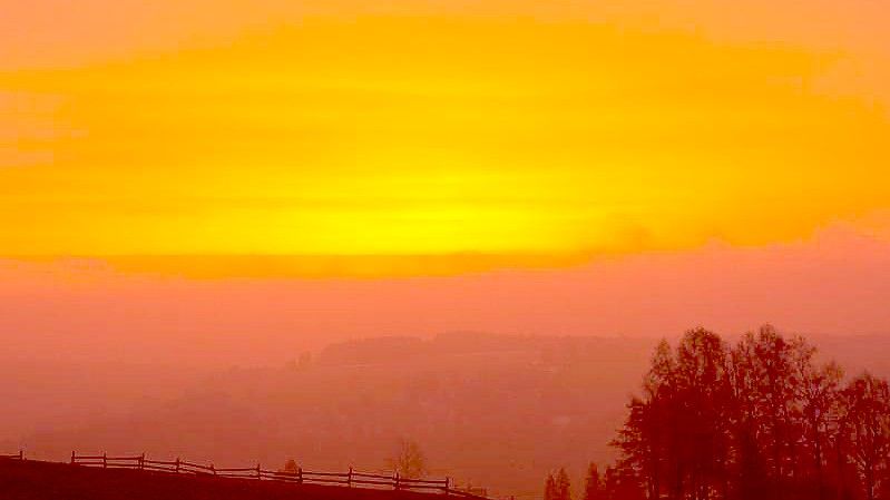 Wegen des Saharastaubs ist der Himmel bei Sonnenaufgang rötlich gefärbt. Foto: Oliver Kaufmann/promovie/dpa