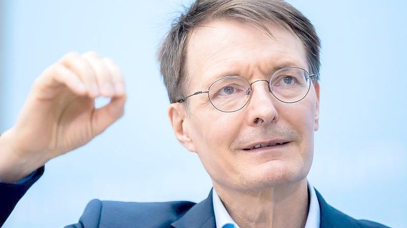 Karl Lauterbach (SPD) plädiert für einen zweiten Booster - aber noch nicht für alle. Foto: Christoph Soeder/dpa