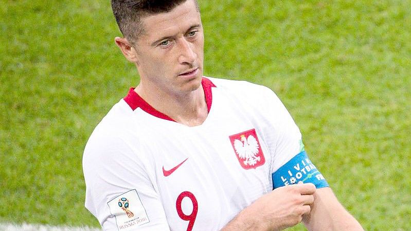 Hat sich in den Playoffs der WM-Qualifikation mit Polen gegen Schweden durchgesetzt: Robert Lewandowski. Foto: Petter Arvidson/Bildbyran via ZUMA Press/dpa