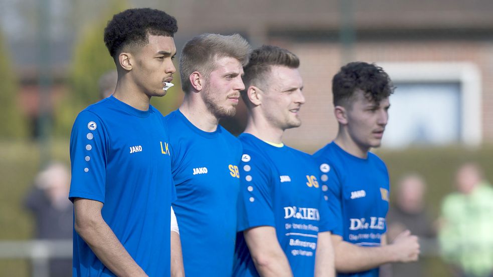 Ramon Issa (links) ist hart im Nehmen: Im Spiel vor zwei Wochen in Firrel trug er einen blutigen Ellenbogen und eine blutige Lippe davon – und doch spielte er weiter. Foto: Doden