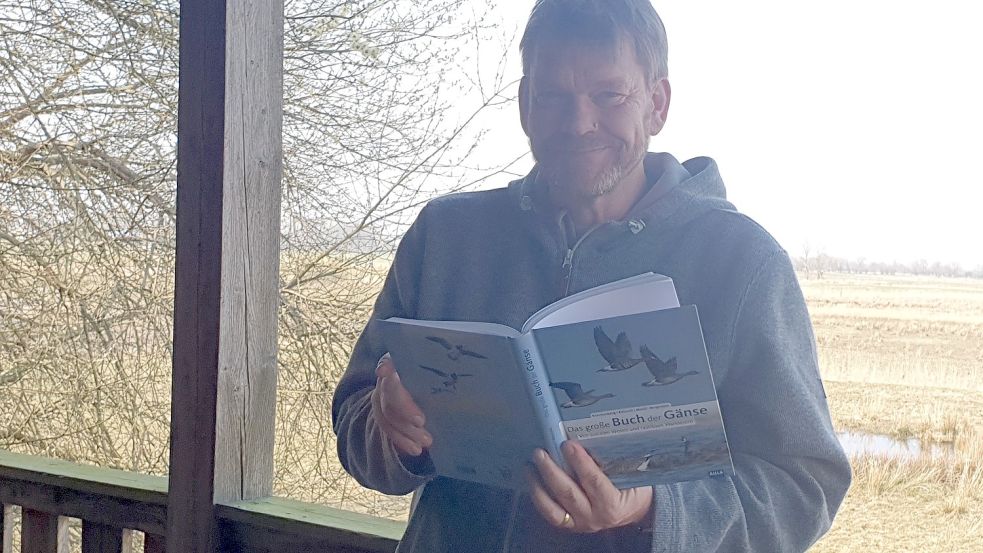 Gemeinsam mit drei Kollegen hat Dr. Helmut Kruckenberg "Das große Buch der Gänse" herausgebracht. Auch Ergebnisse, die Gänseforscher im Rheiderland gesammelt haben, flossen dort ein. Foto: Gettkowski