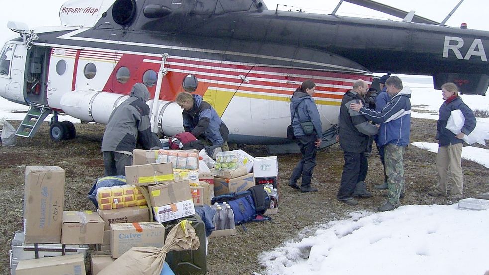 Gemeinsam mit niederländischen, russischen und deutschen Forschern brach Kruckenberg schon zu insgesamt 15 Expeditionen auf – wie bei dieser zu den arktischen Gänsebrutgebieten mit dem Hubschrauber. Foto: Privat