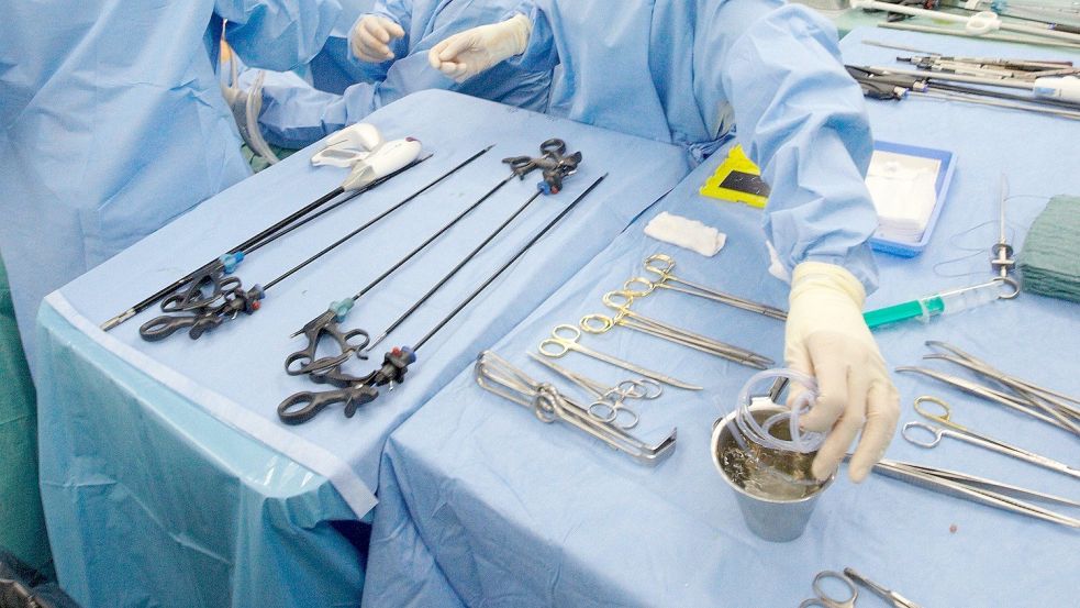 Ärzte operieren in einem OP-Saal. An diesem Donnerstag werden auch in Ostfriesland einige Klinik-Ärzte streiken. Foto: Wendt/dpa
